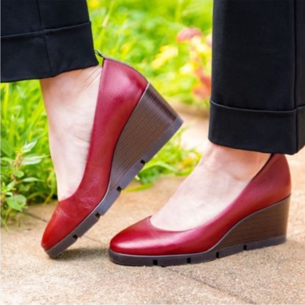 Betabrand All Weather Wedges Red Leather Comfort Round Toe Career Size 7.5